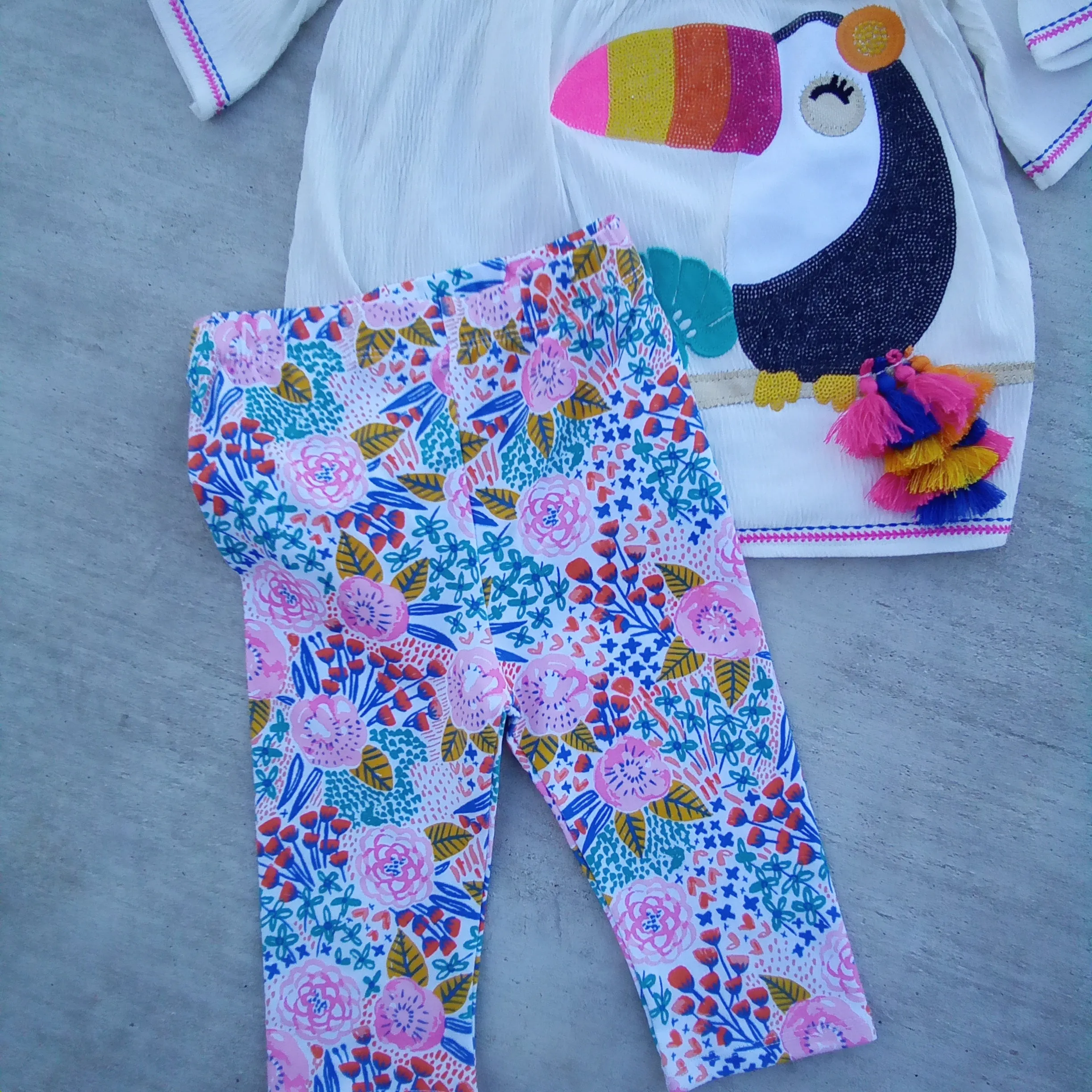 Toucan Bell Sleeve Tunic Capri Set