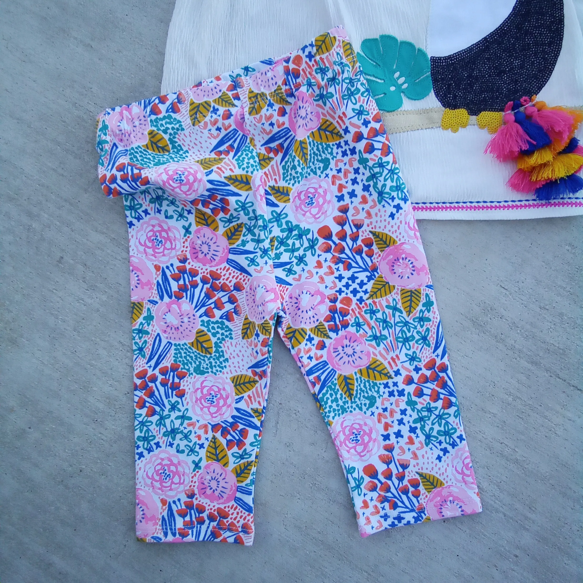 Toucan Bell Sleeve Tunic Capri Set