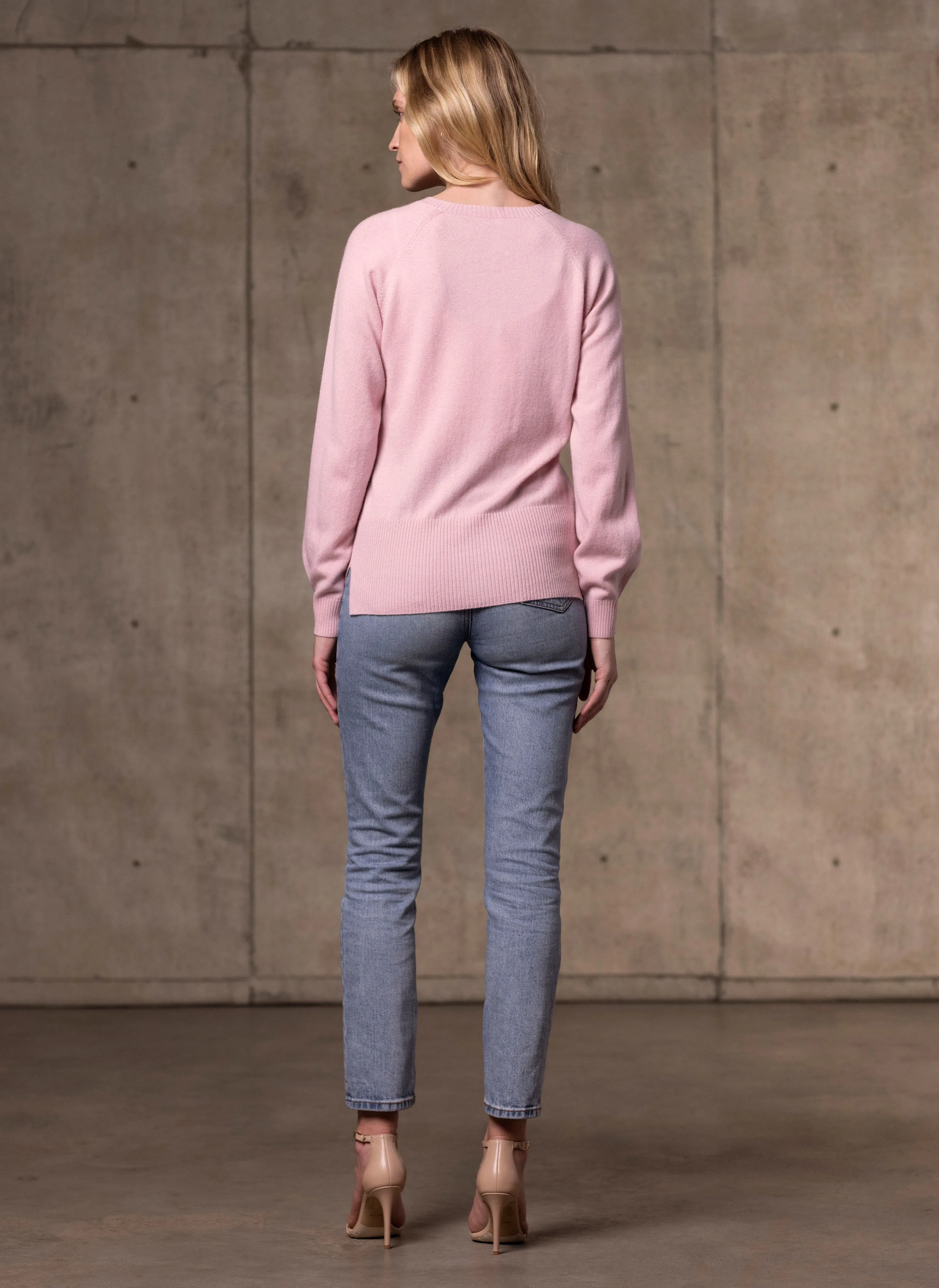 Women's Sofia Crew Neck Cashmere Sweater in Light Pink