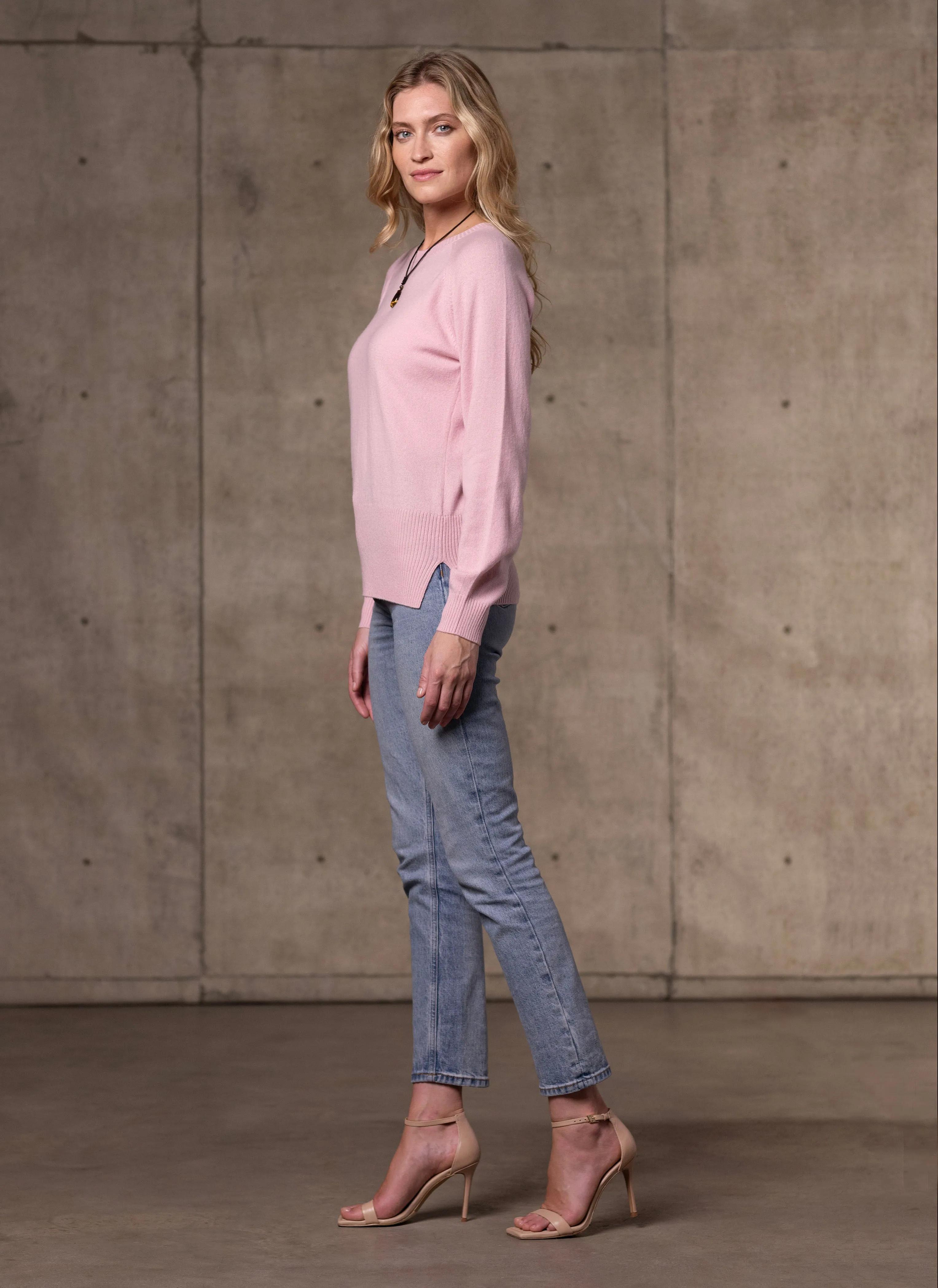 Women's Sofia Crew Neck Cashmere Sweater in Light Pink