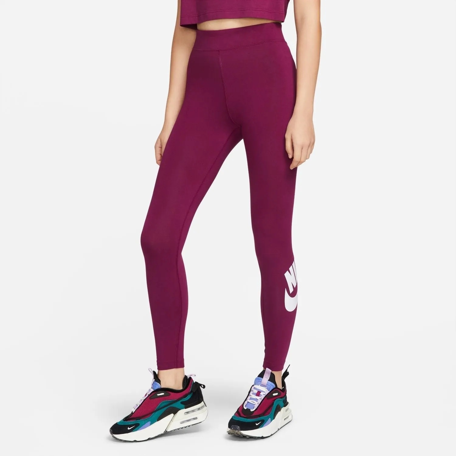 Women's Sportswear Essential Outfit